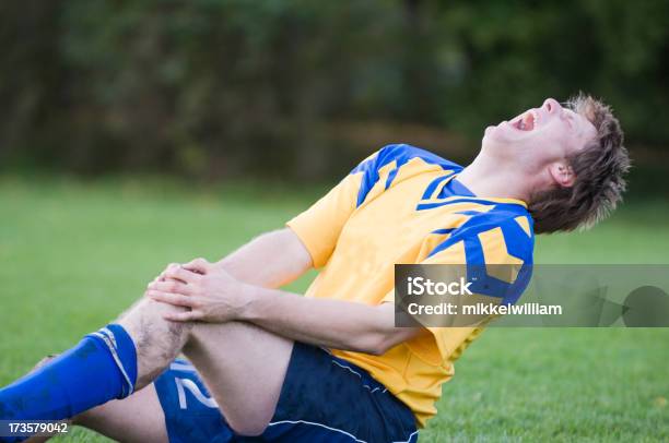 Jogador De Futebol Feridos Screams Da Dor - Fotografias de stock e mais imagens de Fratura - Fratura, Desporto, Articulação - Parte do corpo