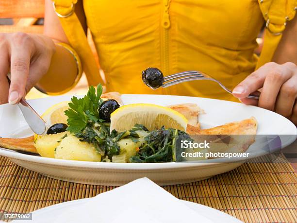 Exquisita Pescado Y Papas Foto de stock y más banco de imágenes de Aceituna - Aceituna, Aceituna negra, Adulto