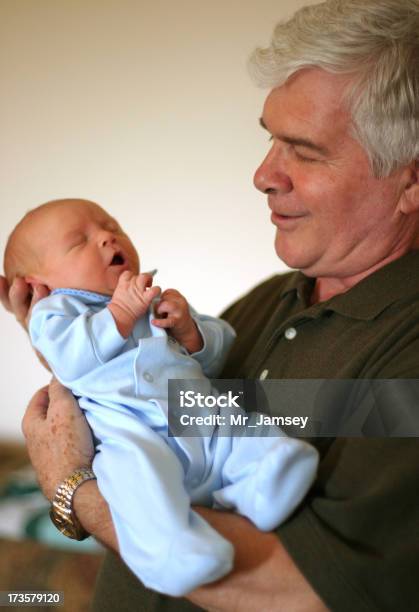 Großvater Und Enkel Stockfoto und mehr Bilder von Alter Erwachsener - Alter Erwachsener, Baby, Enkel