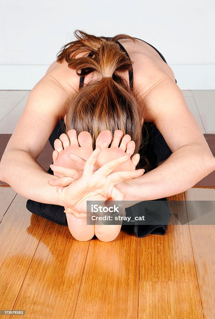 Yoga: Stretch courbé - Photo de 30-34 ans libre de droits