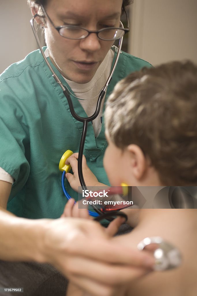 Médico y el paciente - Foto de stock de 2-3 años libre de derechos