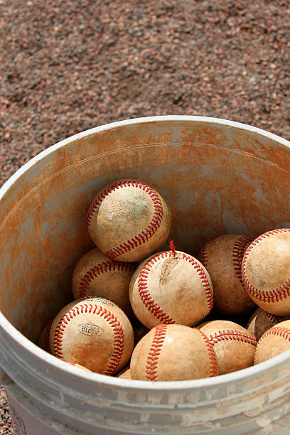 ballon de baseball - baseball umpire baseball team safety photos et images de collection