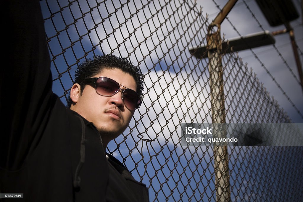 Jeune homme asiatique Hip-Hop urbain Portrait avec clôture, Copyspace - Photo de 20-24 ans libre de droits