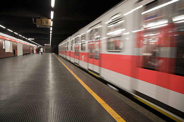 metro trem deixando a estação. em movimento - travel passenger milan italy italy imagens e fotografias de stock