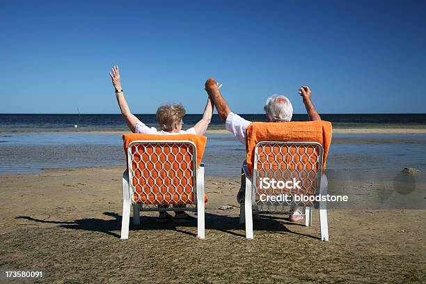 Feliz De Jubilación Foto de stock y más banco de imágenes de Adulto - Adulto, Agarrados de la mano, Alzar la mano