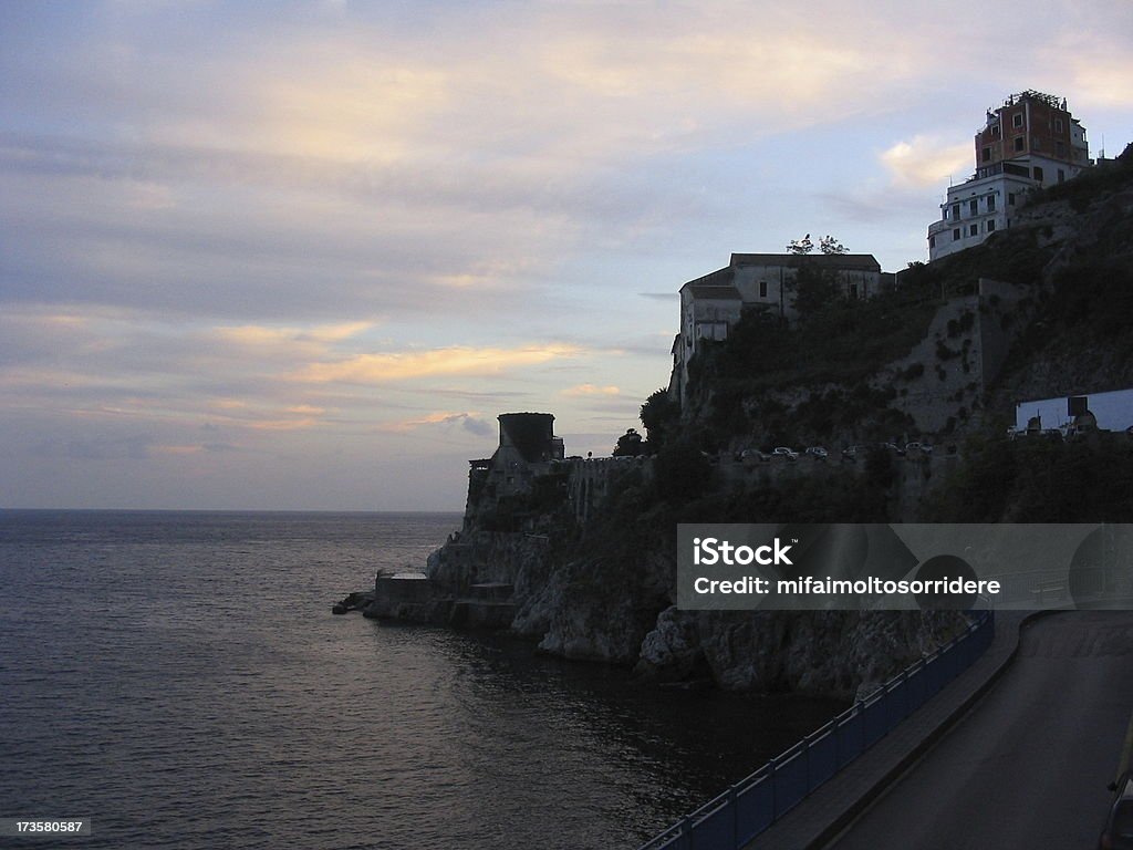 CUADRADOS-atardecer Atrani de la costa de Amalfi - Foto de stock de Acantilado libre de derechos