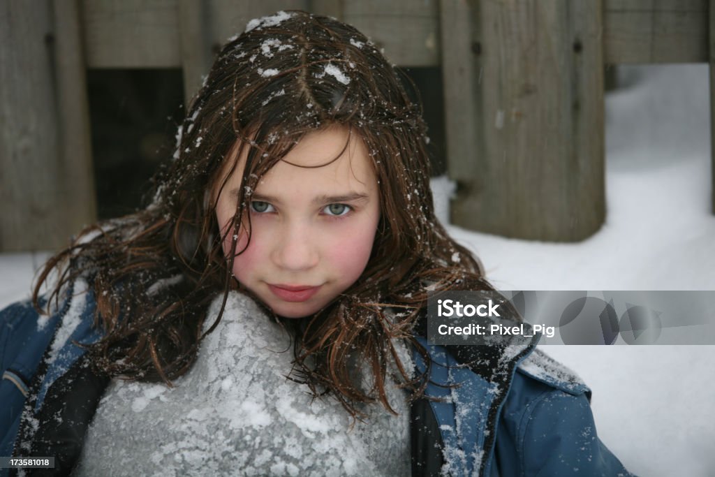 Ragazza appoggiata in Snowbank - Foto stock royalty-free di Abbigliamento