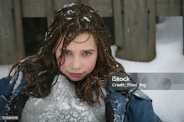 Girl Snowbank で休息 - 1人のストックフォトや画像を多数ご用意 - 1人, ウール, カジュアルウェア