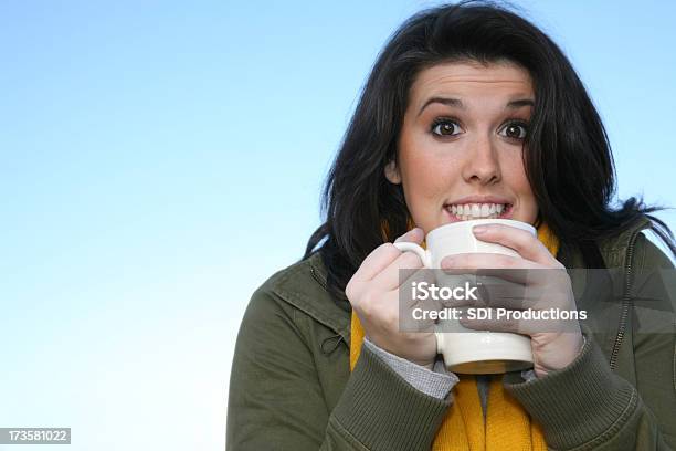 Kaffeemädchen Mit Textfreiraum Stockfoto und mehr Bilder von Attraktive Frau - Attraktive Frau, Blau, Blick in die Kamera
