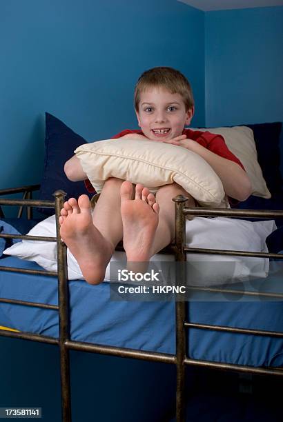 웃는 행복한 남자아이 On 벙크 침대 위로 발을 매달기 2 층침대에 대한 스톡 사진 및 기타 이미지 - 2 층침대, 가정의 방, 개념