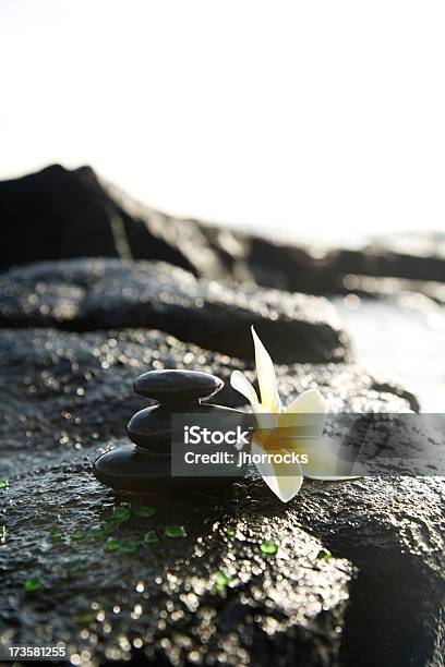 Masaje Con Piedras Apiladas En Roca Volcánica Foto de stock y más banco de imágenes de Bienestar - Bienestar, Agua, Aire libre