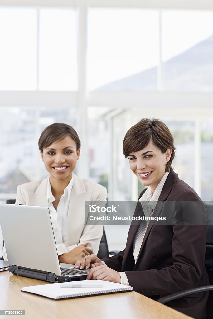 Mujeres de negocio feliz trabajando en la computadora portátil - Foto de stock de 20 a 29 años libre de derechos