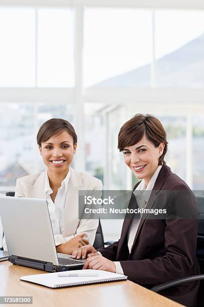 Mujeres De Negocio Feliz Trabajando En La Computadora Portátil Foto de stock y más banco de imágenes de 20 a 29 años