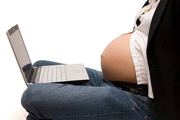 妊娠中の腹とノートパソコン - teenage pregnancy human pregnancy abdomen women ストックフォトと画像