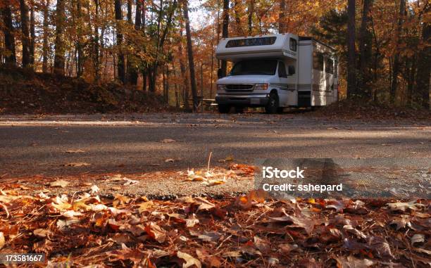 Camper In Campeggio Panoramica - Fotografie stock e altre immagini di Autunno - Autunno, Camper, Campeggiare