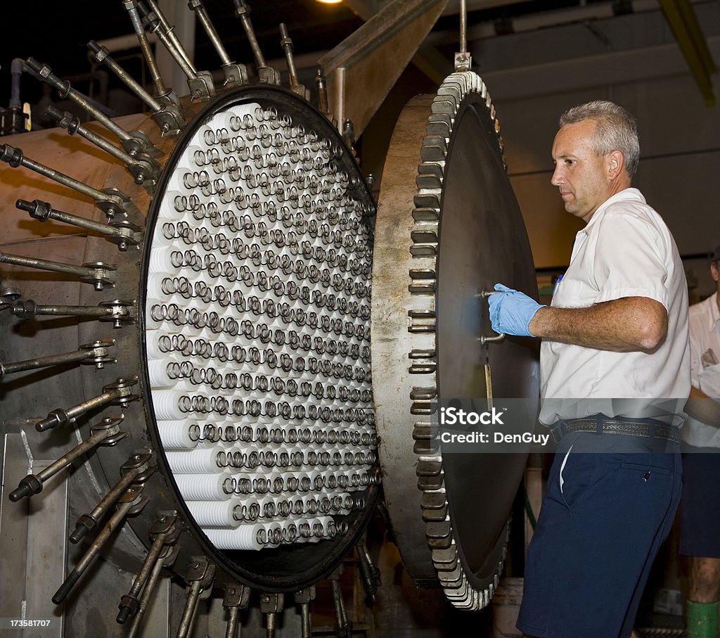 Maintenance technicien fermer le filtrage débardeur dans une usine de retraitement des eaux - Photo de Usine de dessalement libre de droits