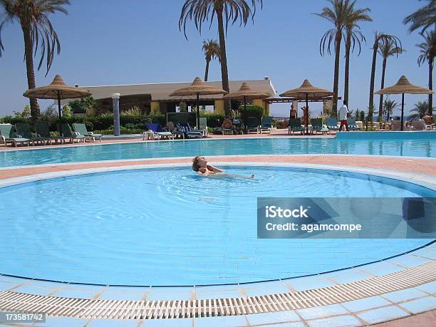 Photo libre de droit de La Piscine banque d'images et plus d'images libres de droit de Activité - Activité, Adulte, Beauté