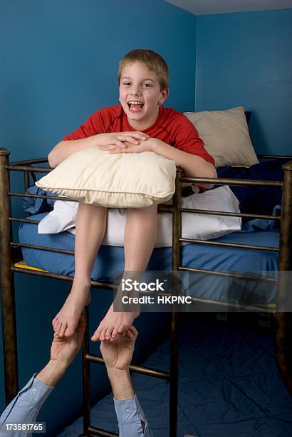 남자아이 On 벙크 침대 Hands 간지럽히기 그릐 간지럽히기에 대한 스톡 사진 및 기타 이미지 - 간지럽히기, 2 층침대, 2명