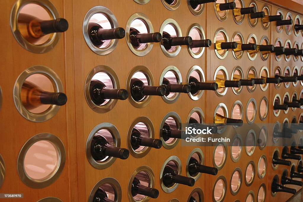 Wein Flaschen in Wall Rack - Lizenzfrei Wand Stock-Foto