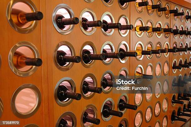 Wein Flaschen In Wall Rack Stockfoto und mehr Bilder von Wand - Wand, Weinflasche, Alkoholisches Getränk