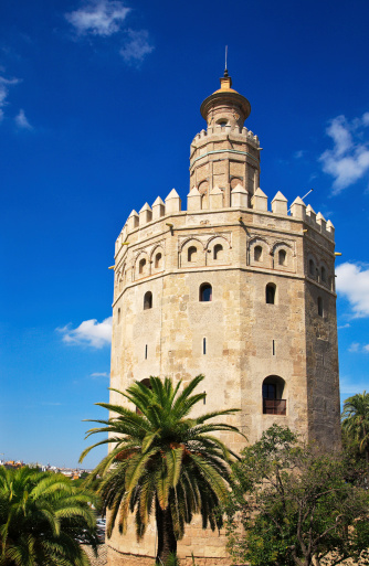 La Torre de Oro (Tower of Gold), was built by the Moors in 1220. It was originally used to fortify the city by stretching a chain tied around its base to another tower on the other side of the river.