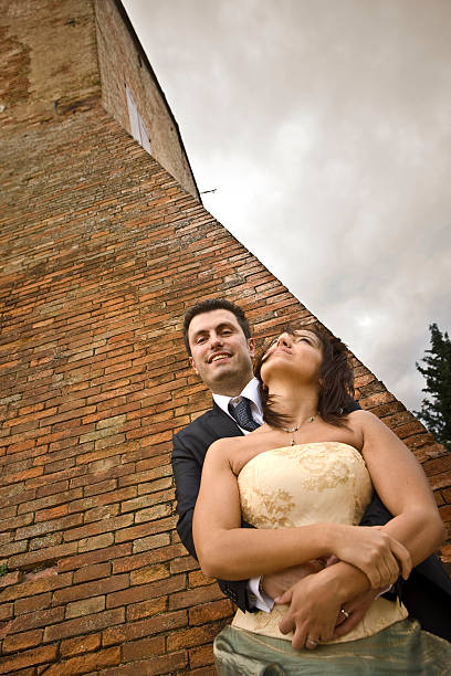 свадьба на замок - wedding just married tuscany newlywed стоковые фото и изображения