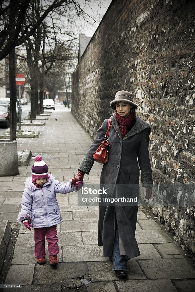 Madre e hija caminando - Foto de stock de Abrigo libre de derechos