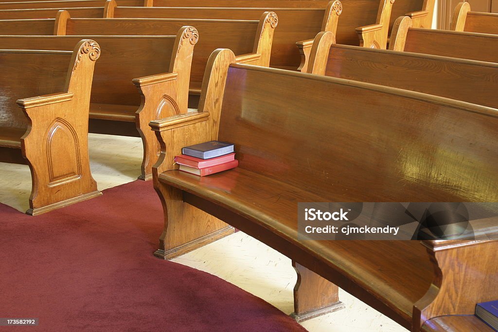 Церковь pews - Стоковые фото Церковная скамья со спинкой роялти-фри