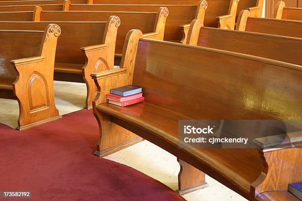 Церковь Pews — стоковые фотографии и другие картинки Церковная скамья со спинкой - Церковная скамья со спинкой, Церковь, Без людей