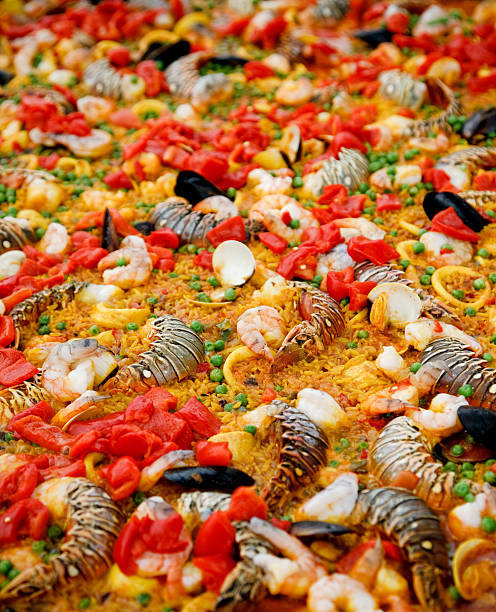 giant la paella de fruits de mer - food rice lobster scampi photos et images de collection