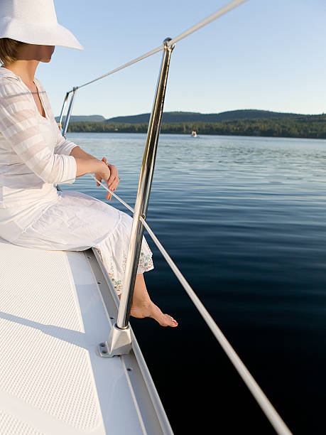 Femme en blanc assis sur bateau Rail - Photo