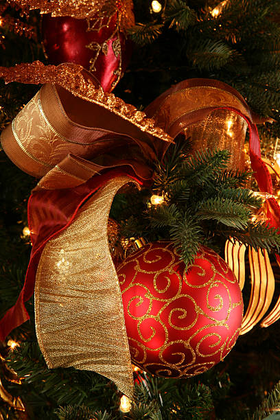feliz árvore de natal decoração férias com emblema de - ribbon curled up hanging christmas imagens e fotografias de stock
