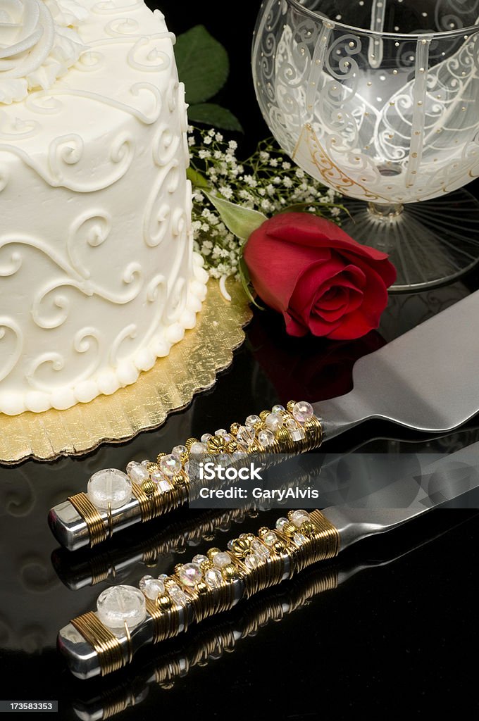 / anniversario di nozze dolce con Rosa rossa - Foto stock royalty-free di Cibi e bevande