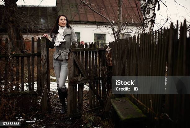 Dziewczyna W Village - zdjęcia stockowe i więcej obrazów 20-29 lat - 20-29 lat, Adolescencja, Aspiracje