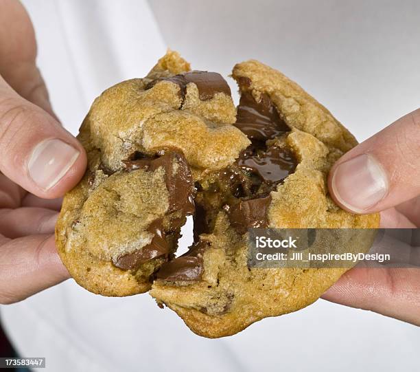 Photo libre de droit de Cookie Aux Pépites De Chocolat banque d'images et plus d'images libres de droit de Fondre - Fondre, Biscuit, Chocolat