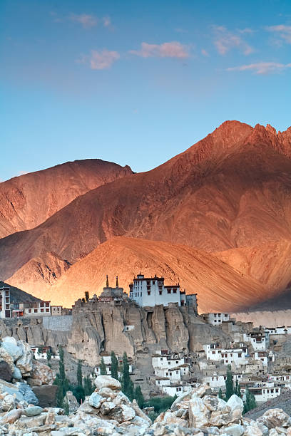 gompa lamayuru al atardecer - tibet tibetan buddhism buddhism color image fotografías e imágenes de stock