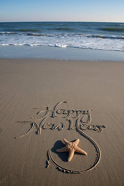 szczęśliwego nowego roku komunikat gładkie piasek plaża - 2013 beach sand new years eve zdjęcia i obrazy z banku zdjęć