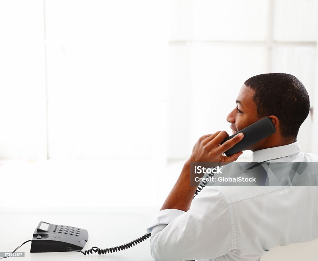 Homme d'affaires parlant au téléphone - Photo de Bureau - Lieu de travail libre de droits