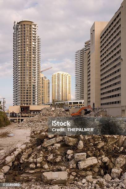 Demolition Ośrodka - zdjęcia stockowe i więcej obrazów Bezpieczeństwo - Bezpieczeństwo, Biznes, Buldożer