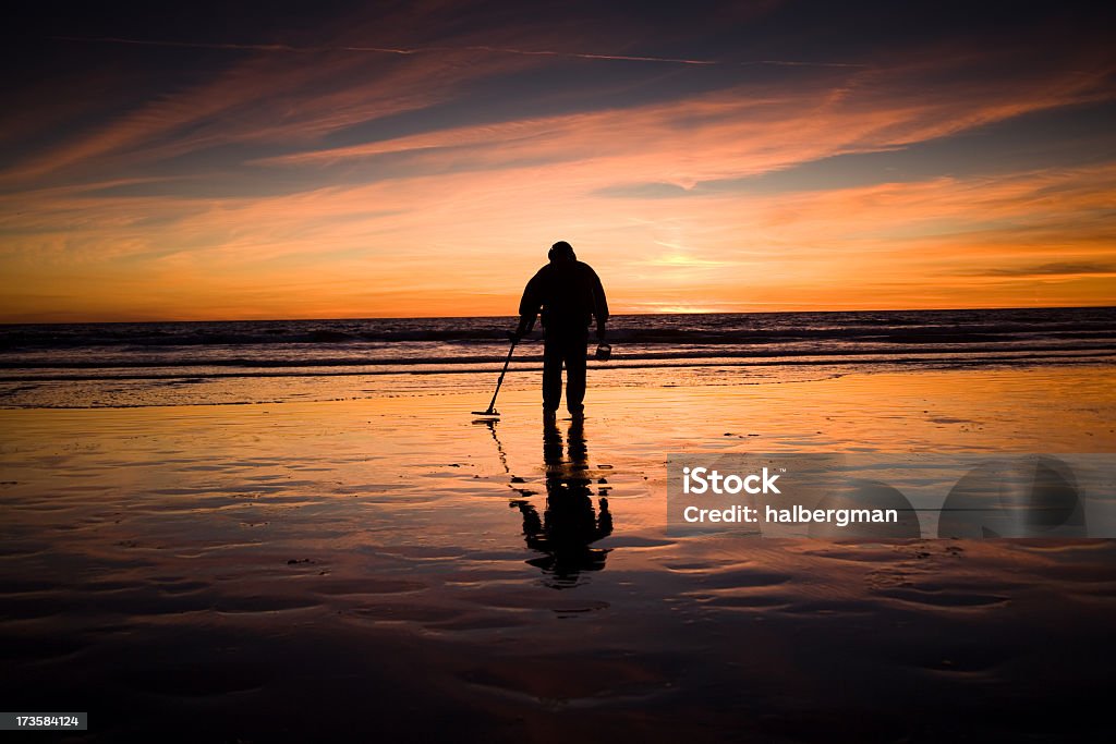 Uomo con Metal Detector - Foto stock royalty-free di Metal Detector - Attrezzatura per il tempo libero