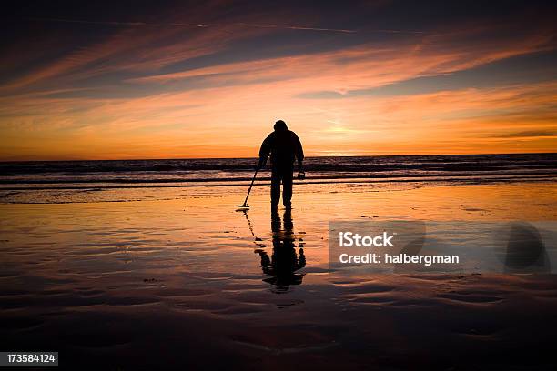 Uomo Con Metal Detector - Fotografie stock e altre immagini di Metal Detector - Attrezzatura per il tempo libero - Metal Detector - Attrezzatura per il tempo libero, Spiaggia, Cercare