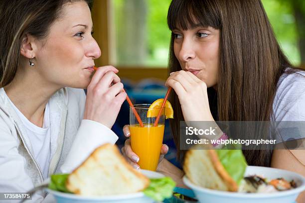 Beber Juntos - Fotografias de stock e mais imagens de Adulto - Adulto, Alface, Alimentação Saudável