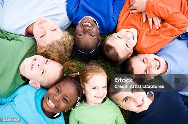 Glückliche Gruppe Von Kindern Im Kreis Liegen Stockfoto und mehr Bilder von 10-11 Jahre - 10-11 Jahre, 2-3 Jahre, 6-7 Jahre
