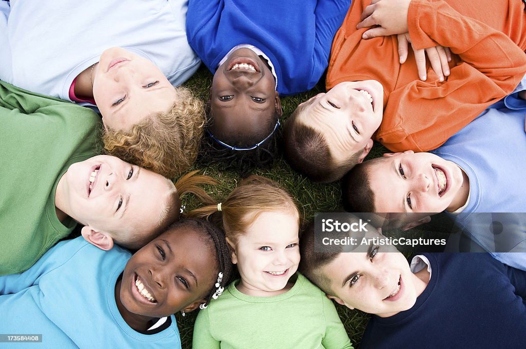 Szczęśliwy grupa dzieci, leżącej w okręgu - Zbiór zdjęć royalty-free (10-11 lat)