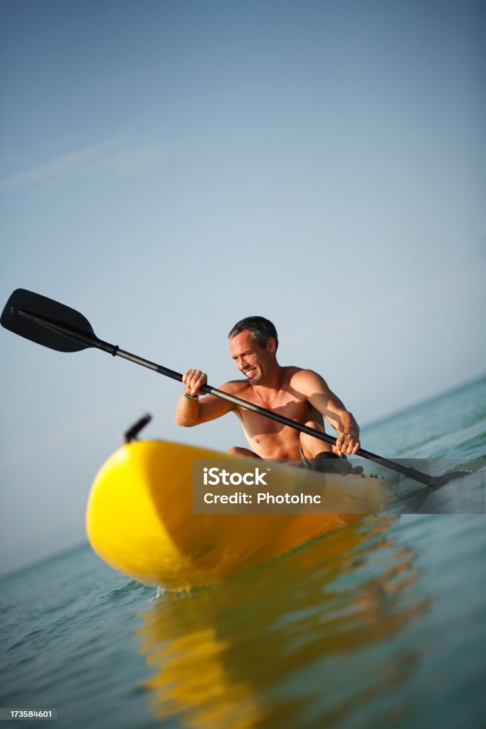 Hombre maduro en Kayak - Foto de stock de 35-39 años libre de derechos