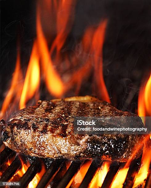 Lomo Asado A La Parrilla De Llama Foto de stock y más banco de imágenes de Bistec - Bistec, Cocido a la parrilla, Llama - Fuego