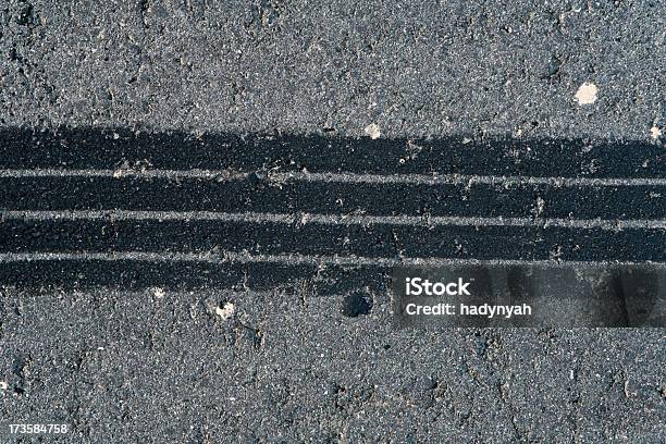 Reifenspur Auf Verwitterten Asphalt Stockfoto und mehr Bilder von Abstrakt - Abstrakt, Asphalt, Auffahrt