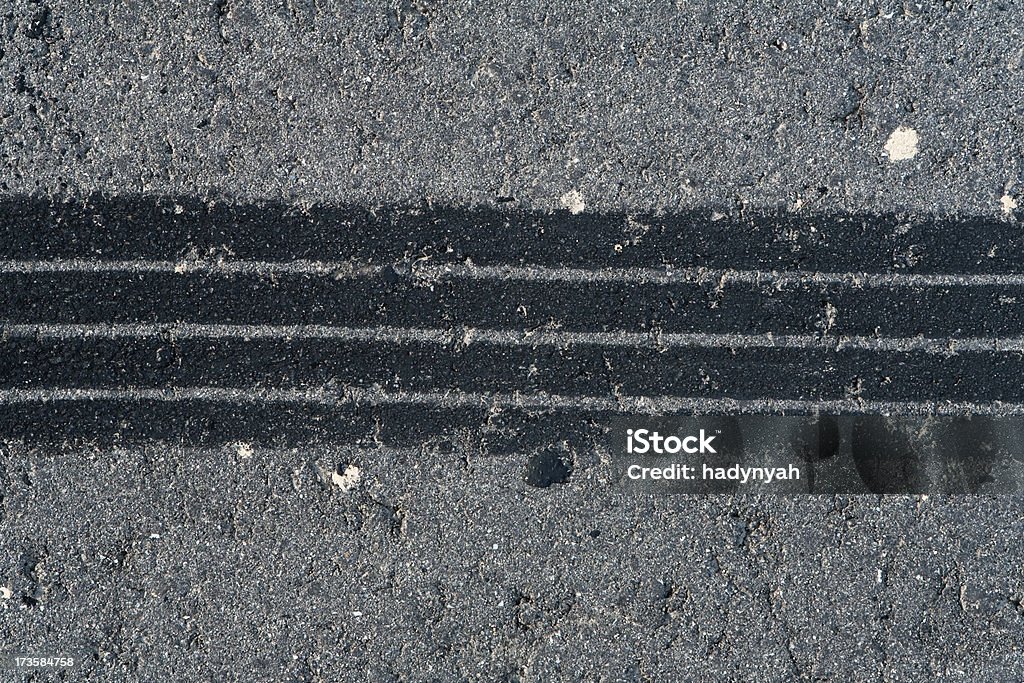 Traccia di pneumatico su asfalto invecchiato - Foto stock royalty-free di Asfalto