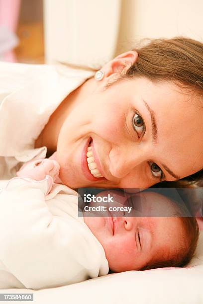 Madre Con Su Bebé Recién Nacido Foto de stock y más banco de imágenes de 0-11 meses - 0-11 meses, Adulto, Aferrarse
