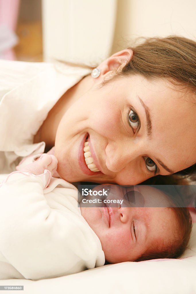 母と��彼女の新しいボルン赤ちゃん - 1歳未満のロイヤリティフリーストックフォト